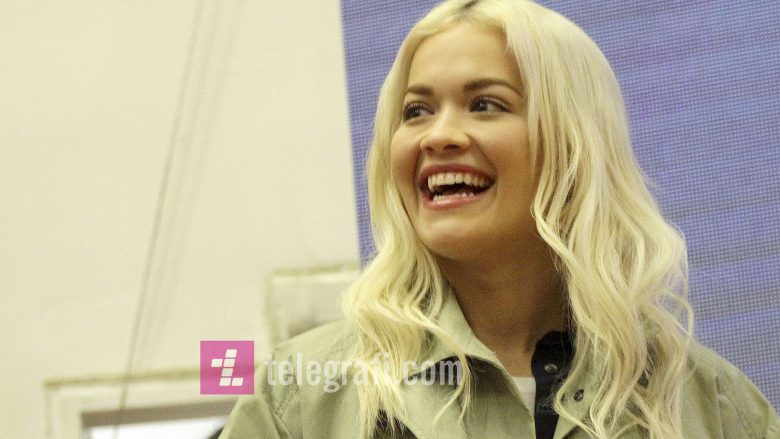 Rita Ora ndan pikturën me motive kombëtare me shqiponjën që mban dy flamujt