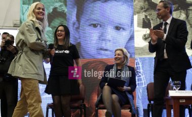 Në Ditën Ndërkombëtare të Fëmijëve, Rita Ora iu bën thirrje që t’i bashkoheni asaj dhe UNICEF-it në ndihmë të fëmijëve në nevojë