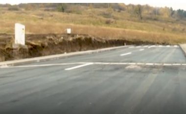 “Rruga për askund” e ndërtuar në Rumani kushtoi 100 mijë euro, përfundon në një fushë