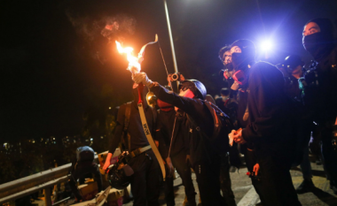 Protestat në Hong Kong, studentët gjuajnë me shigjeta drejt policisë