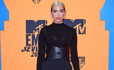 Prestigjiozja “Vogue”: Dua Lipa po e mban gjallë trendin e parzmores