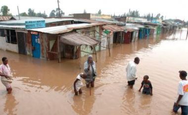 Shiu i vazhdueshëm shkaktoi vërshime në Keni, rrëshqitjet e dheut mbytën 17 persona
