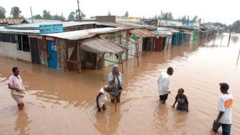 Shiu i vazhdueshëm shkaktoi vërshime në Keni, rrëshqitjet e dheut mbytën 17 persona