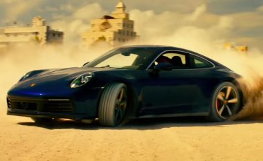 Shkathtësitë e mahnitshme të Porsche 911, shfaqen derisa lëvizë me shpejtësi në një film aksion