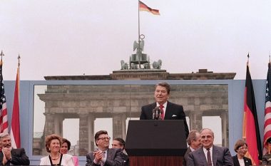 Statuja e presidentit Ronald Reagan vendoset në hapësirën ku ai mbajti fjalim, dy vite para se të rrëzohej Muri i Berlinit