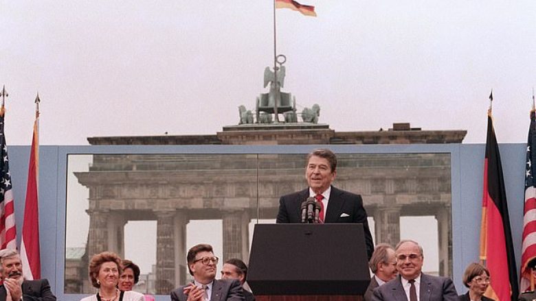 Statuja e presidentit Ronald Reagan vendoset në hapësirën ku ai mbajti fjalim, dy vite para se të rrëzohej Muri i Berlinit