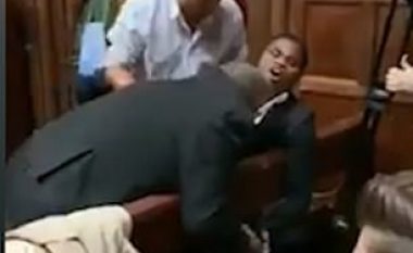 Studenti i verbër afrikan u tërhoq zvarrë nga salla, para se të fillonte një debat i organizuar nga Oxford Union
