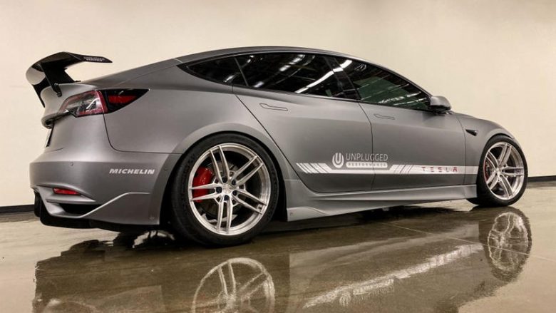 Tesla Model 3 transformohet në një makinë të fuqishme për gara në pista
