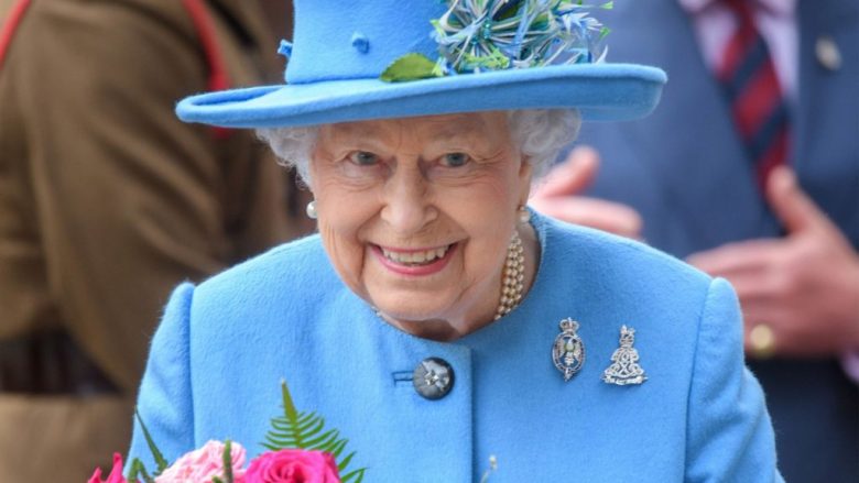 Njëmbëdhjetë rastet kur Mbretëresha vishte gëzof para se ta ndalonte në gardërobën e saj