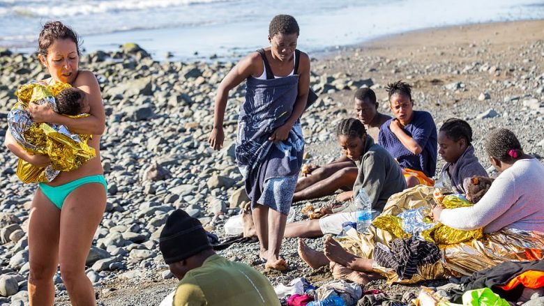 Turistët në ishullin spanjoll ndihmuan 24 emigrantët që arritën në bregdet me një barkë të vjetër