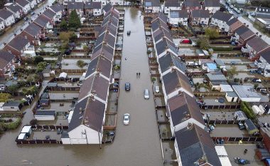 Vërshimet përfshijnë disa pjesë të Anglisë, kryeministri Johnson nuk konsideron se duhet shpallur gjendje emergjente