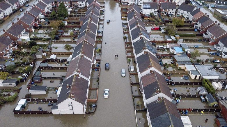 Vërshimet përfshijnë disa pjesë të Anglisë, kryeministri Johnson nuk konsideron se duhet shpallur gjendje emergjente