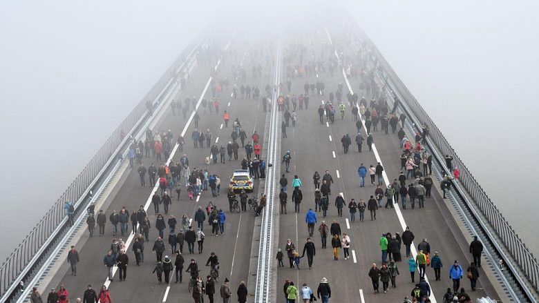 Vizitorët u zhdukën në mjegull derisa ndodheshin në urën gjigante në Gjermani që u ndërtua për tetë vite dhe kushtoi 485 milionë euro