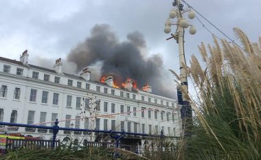 Zjarrit që përfshiu një hotel të vjetër bregdetar, i shpëtuan 120 vizitorët që po pushonin në të