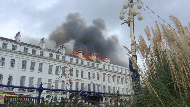 Zjarrit që përfshiu një hotel të vjetër bregdetar, i shpëtuan 120 vizitorët që po pushonin në të