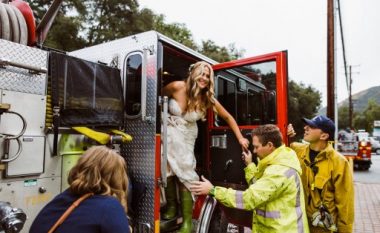 Edhe pse limuzina ishte bllokuar nga një aksident në trafik, nusja nuk mbeti pa shkuar në dasmë – për këtë u përkujdesën zjarrfikësit