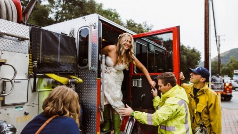 Edhe pse limuzina ishte bllokuar nga një aksident në trafik, nusja nuk mbeti pa shkuar në dasmë – për këtë u përkujdesën zjarrfikësit