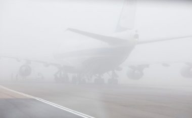 Mjegulla anulon fluturime drejt Prishtinës dhe nga Prishtina