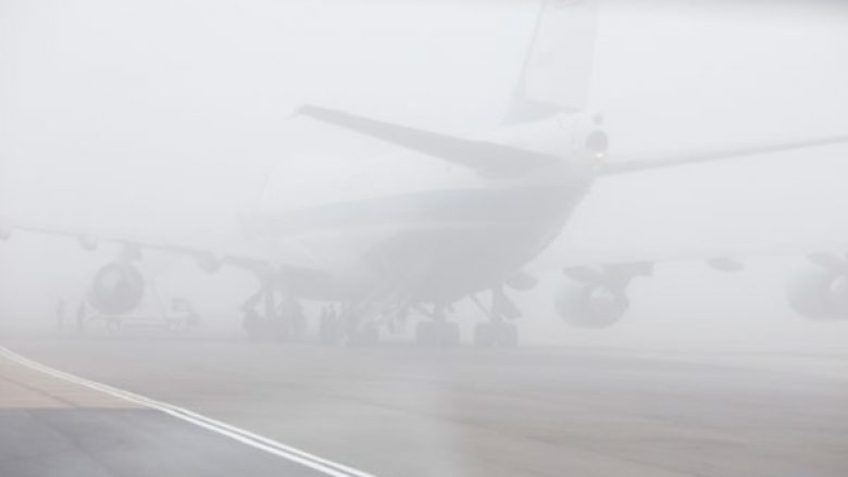 Mjegulla anulon fluturime drejt Prishtinës dhe nga Prishtina