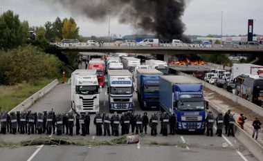 Protestuesit bllokuan një autostradë në Kataloni – përveç vendosjes së barrikadave, ata dogjën gomat e makinave