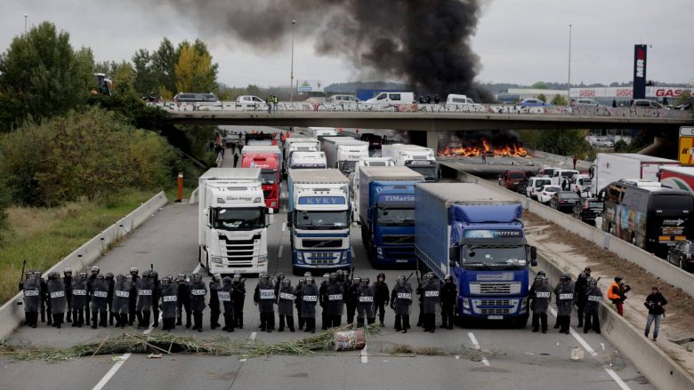 Protestuesit bllokuan një autostradë në Kataloni – përveç vendosjes së barrikadave, ata dogjën gomat e makinave