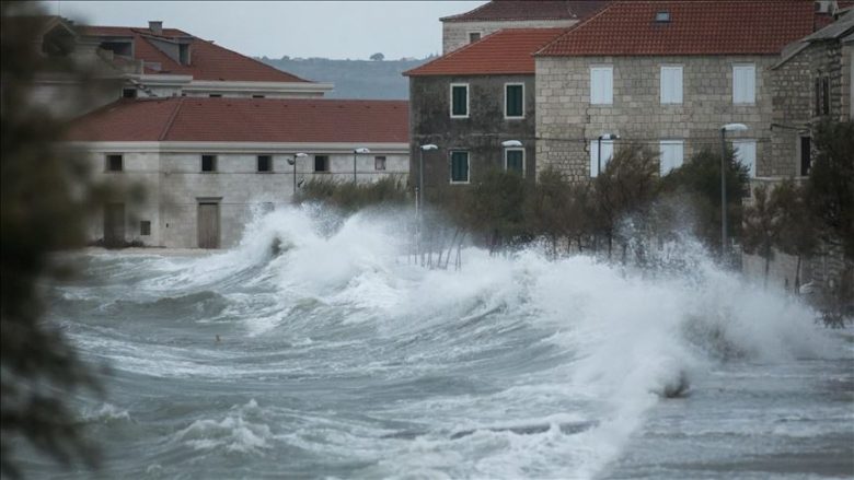 Moti i keq godet Kroacinë, përmbyten qytetet bregdetare