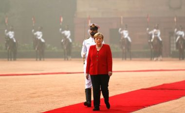 Atje shkollat do të jenë të mbyllura për disa ditë, por Merkel “sfidon” ajrin e ndotur – ecën pa maskë gjatë vizitës së saj në Indi