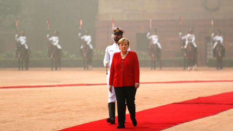 Atje shkollat do të jenë të mbyllura për disa ditë, por Merkel “sfidon” ajrin e ndotur – ecën pa maskë gjatë vizitës së saj në Indi