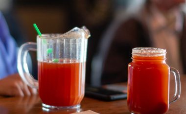 10 problemet që një gotë lëng domatesh i zgjidh më së miri