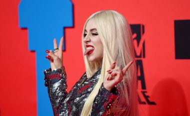 Ava Max arrin një milion ndjekës në Instagram