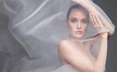 Angelina Jolie zhvishet tërësisht për “Harper’s Bazaar”