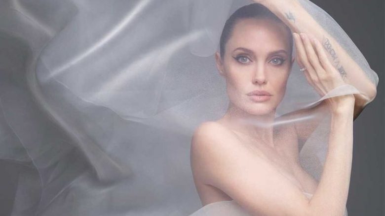 Angelina Jolie zhvishet tërësisht për “Harper’s Bazaar”