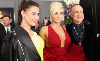 Bebe Rexha vazhdon të krenohet me rrënjët e saj, publikon video të disa flamujve kombëtar në lagjen e saj në New York