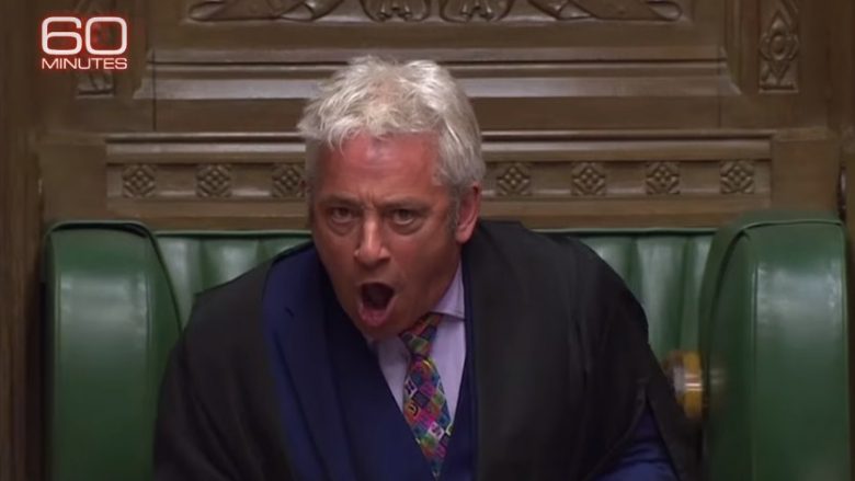 Kaosi gjatë tri viteve në parlamentin britanik, deputetët bërtasin dhe shtrihen në sallë
