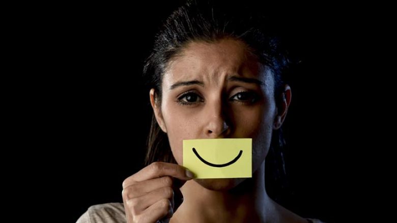 Çfarë është depresioni i buzëqeshur dhe ç’duhet të dini për të