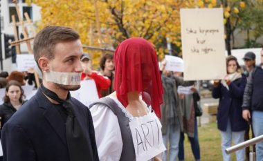 Studentët e Fakultetit të Artit protestojnë para MASHT, ministri nuk i pret në takim