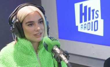 Dua Lipa kujton se si ishte tradhtuar në takimin e parë, djali që e mori në ‘party’ kishte puthur një vajzë tjetër para syve të saj