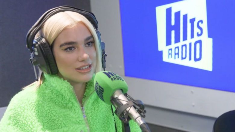 Dua Lipa kujton se si ishte tradhtuar në takimin e parë, djali që e mori në ‘party’ kishte puthur një vajzë tjetër para syve të saj