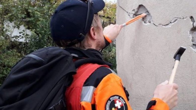 Ekspertët zviceranë bëjnë matjen e stabilitetit të ndërtesave në Shqipëri