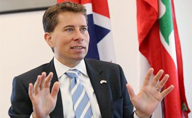 Ish-ambasadori britanik shkruan për pritjen e Kosovë ndaj Anglisë, Fletcher: Një kujtesë për atë që diplomacia mund të arrijë