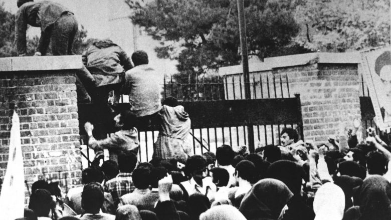 Dhjetëra pengje u mbajtën për 444 ditë: Historia “hap pas hapi” e krizës që ndërpreu lidhjet midis SHBA-së dhe Iranit, 40 vjet më parë