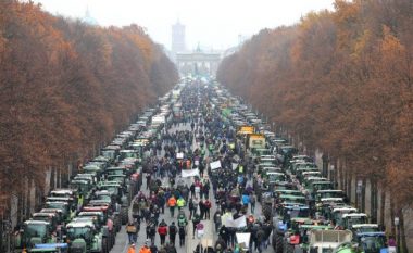 40 mijë fermerë me traktorë bllokojnë Berlinin, protestojnë ndaj politikës së re bujqësore