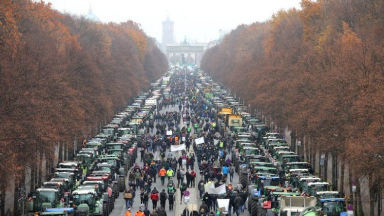 40 mijë fermerë me traktorë bllokojnë Berlinin, protestojnë ndaj politikës së re bujqësore