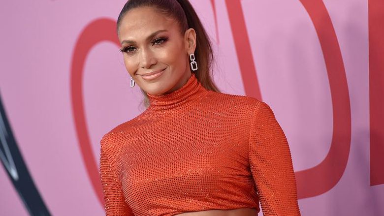 Jennifer Lopez zbulon sekretin e stilit perfekt: Këto tri pjesë rrobash secila femër duhet t’i ketë në gardërobën e saj!