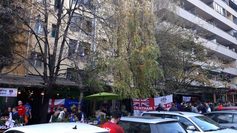 Mediat serbe: Tifozët anglezë ofendojnë Serbinë, këndojnë bashkë me shqiptarët në Prishtinë