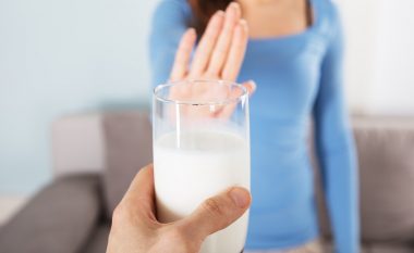 Çfarë qumështi të pish nëse ke intolerancë ndaj laktozës?