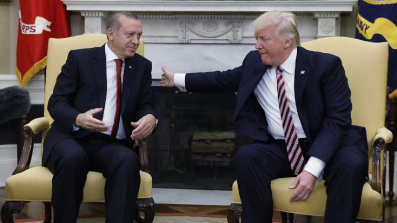 Turkey's President Recep Tayyip Erdogan (L) meets with U.S President Donald Trump in the Oval Office of the White House in Washington, U.S. May 16, 2017. REUTERS/Kevin Lamarque - HP1ED5G1BT0BQ