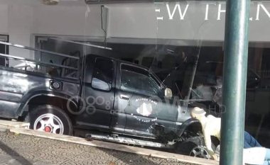 Makina humb kontrollin dhe futet brenda dyqanit në Sarandë