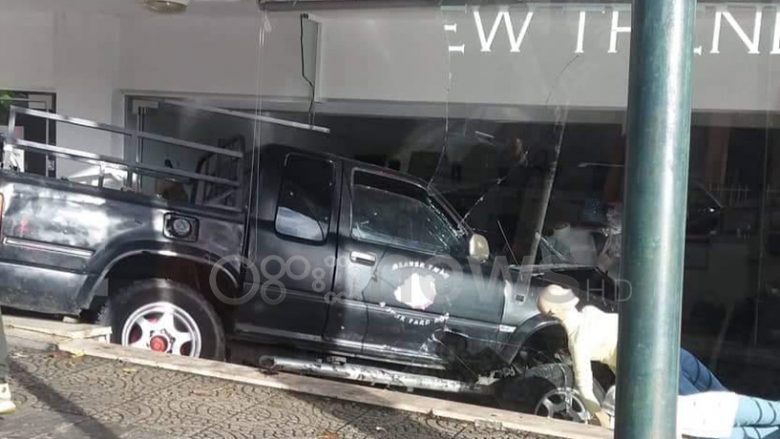 Makina humb kontrollin dhe futet brenda dyqanit në Sarandë