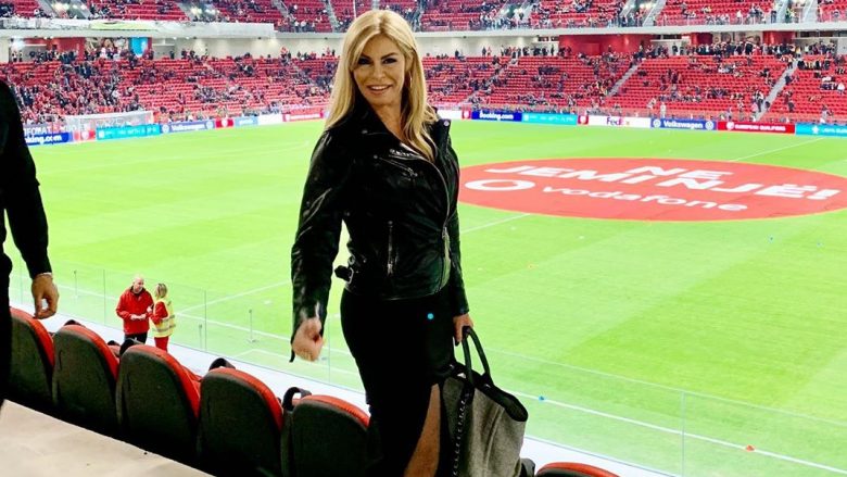 Manjola Nallbani vjen me poza tërheqëse nga “Air Albania Stadium”